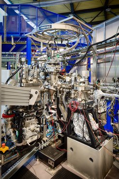 Für die Arbeit der Mülheimer Wissenschaftler*innen wurden unter anderem Messungen an der PEAXIS-Beamline am BESSY II Helmholtz-Zentrum Berlin für Materialien und Energie durchgeführt.
