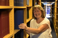 Alice Lehmann arbeitet als Bibliotheksassistentin des Instituts.