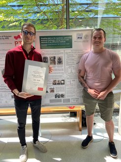 Herzlichen Glückwunsch: Christos Sidiropoulos (Doktorand) und Techniker Jan Ternieden haben einen Posterpreis gewonnen.
