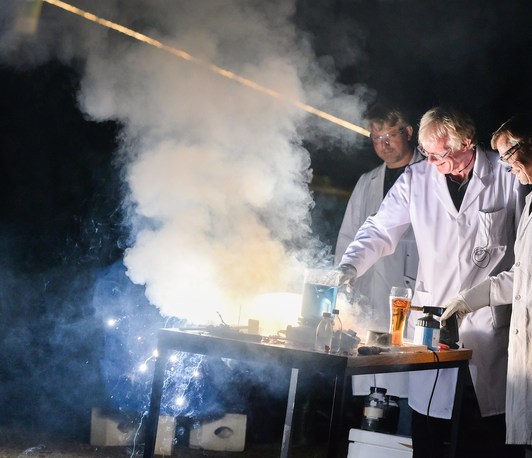 Experimentalvorlesung "Feuer, Flamme und faszinierende Chemie" auf der Freilichtbühne Experimentalvorlesung "Feuer, Flamme und faszinierende Chemie" auf der Freilichtbühne